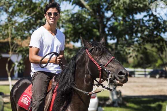 Rodrigo Simas começou a fazer aulas de equitação como parte do laboratório da novela 'Novo Mundo'