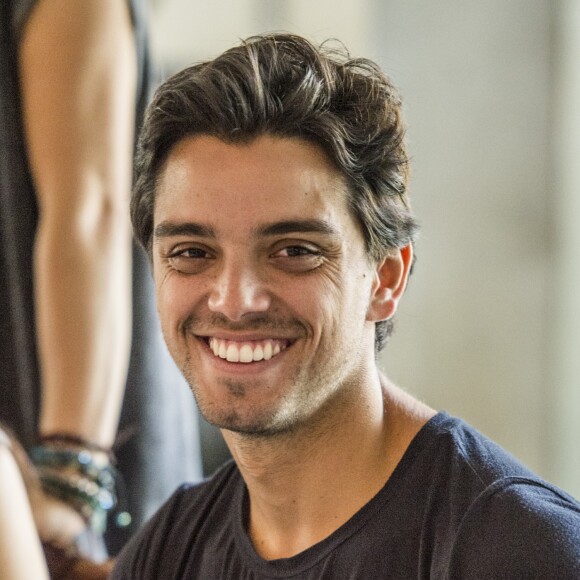 Rodrigo Simas passou por aulas de etiqueta para viver Piatã, um índio que foi criado por nobres na novela 'Novo Mundo', próxima trama das 18h