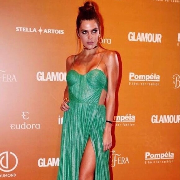 Mariana Goldfarb escolheu um vestido da designer Maria Lucia Hohan na cor verde, enquanto Marina Ruy Barbosa usava um modelito vermelho