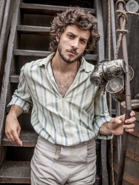 Chay Suede é Joaquim Martinho um jovem ator embarca no navio rumo ao Brasil e se apaixona por Anna (Isabelle Drummond), na novela 'Novo Mundo', que começa em 22 de março de 2017
