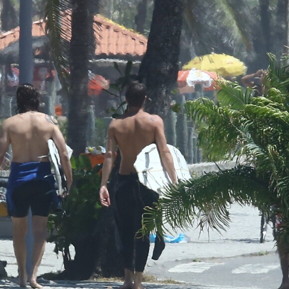 Rafael Vitti e Vladimir Brichta, rivais em 'Rock Story', surfam juntos nesta sexta-feira, dia 10 de março de 2017