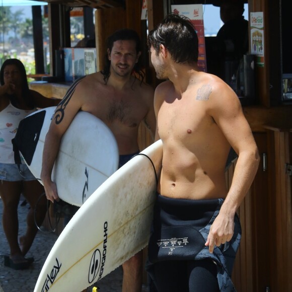 Rafael Vitti e Vladimir Brichta deixam praia juntos