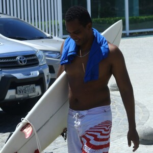 O ator Rocco Pitanga acompanhou os amigos na tarde de praia