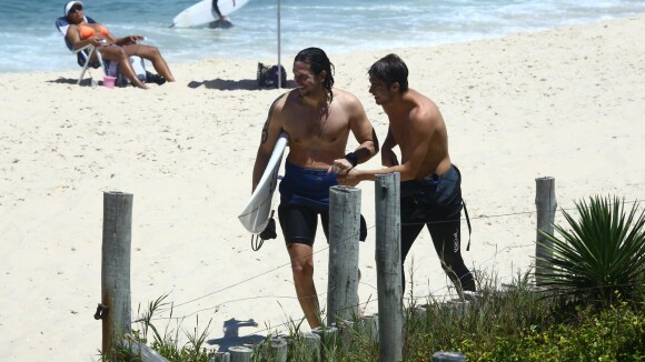 Rafael Vitti e Vladimir Brichta, rivais em 'Rock Story', surfam juntos. Fotos!
