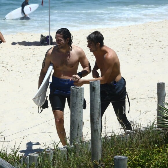 Rafael Vitti e Vladimir Brichta, rivais em 'Rock Story', surfam juntos nesta sexta-feira, dia 10 de março de 2017