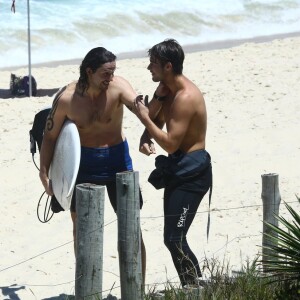 Rafael Vitti e Vladimir Brichta aproveitaram o dia de folga da novela na praia