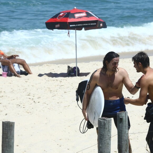 Rafael Vitti e Vladimir Brichta, rivais em 'Rock Story', surfam juntos nesta sexta-feira, dia 10 de março de 2017