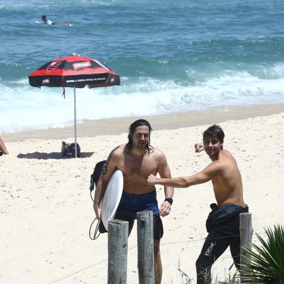 Rafael Vitti e Vladimir Brichta, rivais em 'Rock Story', surfam juntos nesta sexta-feira, dia 10 de março de 2017