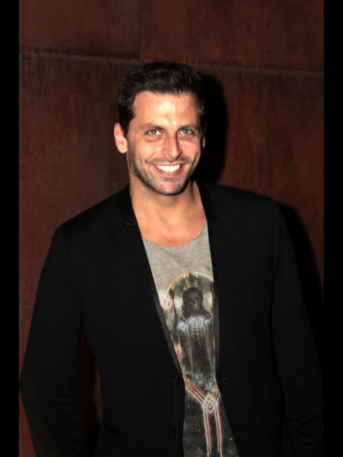 Foto: Henri Castelli posa sorridente durante comemoração de aniversário