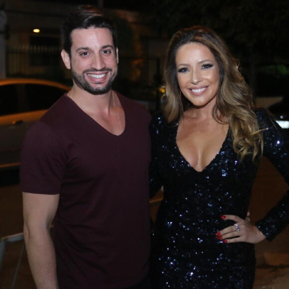 Renata Domínguez comemora aniversário ao lado do namorado