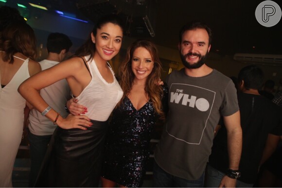 Renata Dominguez recebe amigos e familiares ao comemorar seus 37 anos