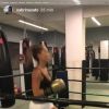 Sabrina Sato faz treino de kickboxing com personal trainer sob os olhares do namorado, Duda Nagle, em 11 de março de 2017