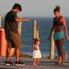 Deborah Secco já havia chamado a atenção por barriga sequinha em passeio com a família na praia