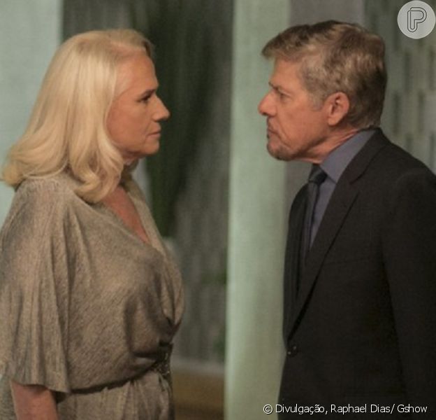 Mág (Vera Holtz) exige 30 milhões de dólares pelo resgate de Helô (Claudia Abreu) e mesmo correndo risco de perder Letícia (Isabella Santoni), Tião (José Mayer) diz que não vai pagar e barganha o valor, em 28 de março de 2017, na novela 'A Lei do Amor'