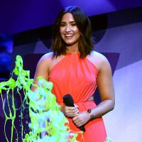 Demi Lovato ganha banho de gosma verde no palco do Kids' Choice Awards