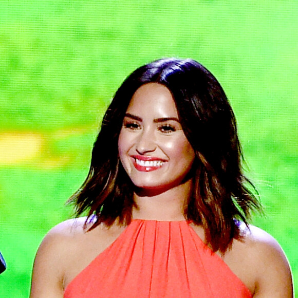 Demi Lovato deixou parte das pernas à mostra devido a recorte no look