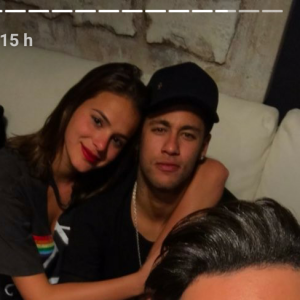 Após assumirem o namorado, Bruna Marquezine e Neymar tem posado juntos ao lado de amgos