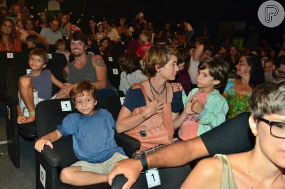 Cláudia Abreu, de 'A Lei do Amor', aguarda início da peça 'Amor de Fada' acompanhada dos filhos Pedro Henrique e José Joaquim
