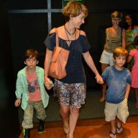 Cláudia Abreu, de 'A Lei do Amor', leva os filhos à peça de teatro, no Rio