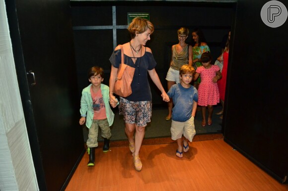 Cláudia Abreu prestigia a peça 'Amor de Fada' acompanhada dos filhos Pedro Henrique e José Joaquim, no Rio de Janeiro, em 12 de março de 2017