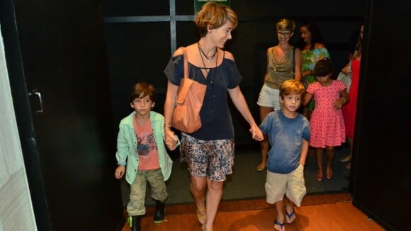 Cláudia Abreu, de 'A Lei do Amor', leva os filhos à peça de teatro, no Rio