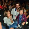Juliano Cazarré posa com filhos Vicente e Inácio antes da peça 'Amor de Fada'