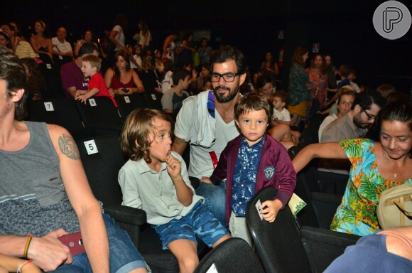 Juliano Cazarré posa com filhos Vicente e Inácio antes da peça 'Amor de Fada'