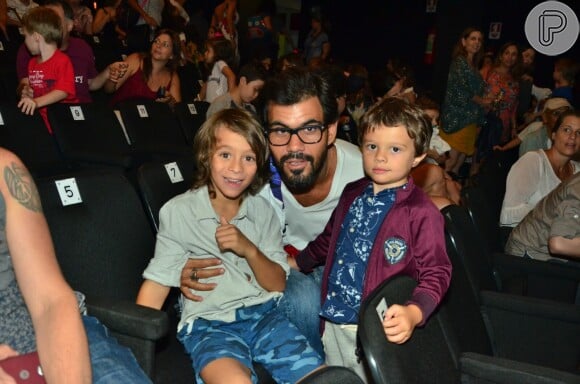 Juliano Cazarré foi com os filhos Vicente e Inácio à peça de teatro
