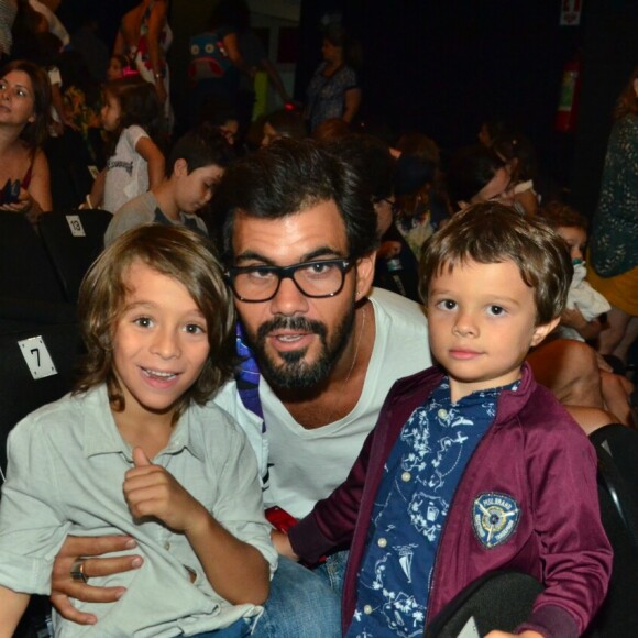 Juliano Cazarré foi com os filhos Vicente e Inácio à peça de teatro