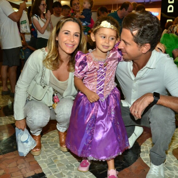 Guilhermina Guinle vai ao teatro acompanhada da filha, Mina, e do marido, Leonardo Antonelli