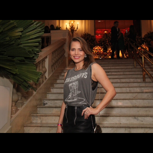 Letícia Colin usa look casual no aniversário da promoter Carol Sampaio, no Copacabana Palace, no Rio de Janeiro