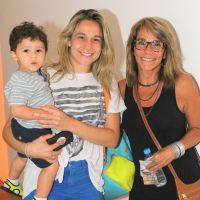 Fernanda Gentil leva o filho e a mãe para assistirem peça infantil no Rio. Fotos