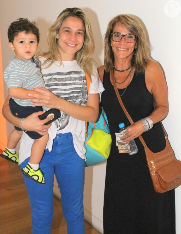 Fernanda Gentil leva o filho, Gabriel, e a mãe, Martha Machado para assistirem peça infantil no Rio de Janeiro