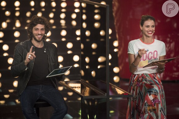 Chay Suede e Laura Neiva participaram de uma brincadeira no programa 'Amor & Sexo' e o ator surpreendeu a namorada com um pedido de casamento durante a gravação