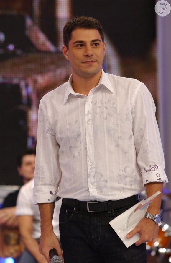 Evaristo Costa deu uma dica de moda para seus seguidores: 'Invista na variedade de gravatas e camisas'