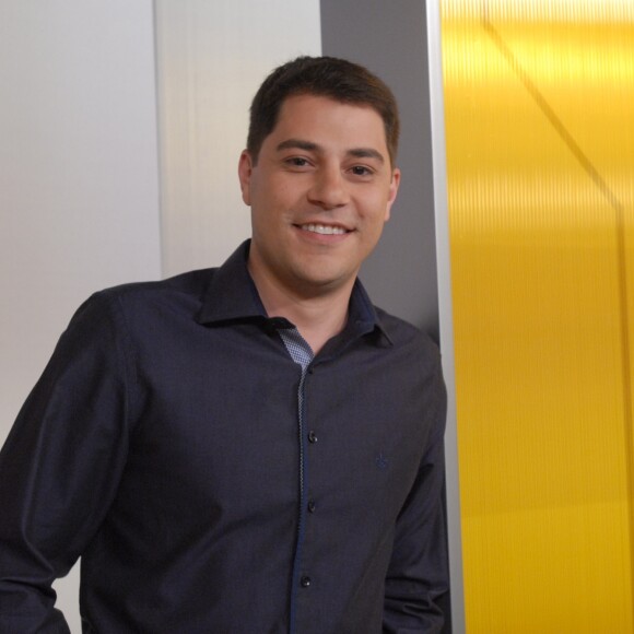 Evaristo Costa blogueiro? Jornalista brinca ao exibir terno azul-marinho em postagem nesta segunda-feira, dia 13 de março de 2017