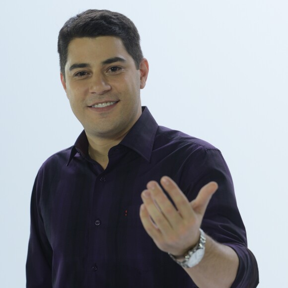 Famoso pelo bom-humor nas redes sociais, Evaristo Costa brincou sobre o vídeo: 'Meu 1° tutorial voltado a moda masculina'