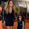 Mariah Carey usou um vestido-casaco, da marca Adidas, combinando com o look da filha Monroe, de 5 anos, no Kids' Choice Awards, realizado neste sábado, 11 de março de 2017
