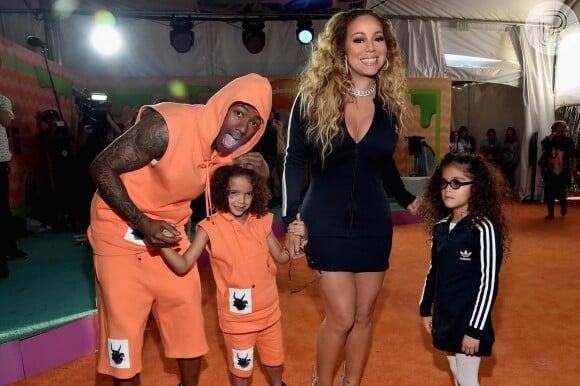 Mariah Carey usou um vestido-casaco, da marca Adidas, combinando com o look da filha Monroe, de 5 anos, no Kids' Choice Awards, realizado neste sábado, 11 de março de 2017
