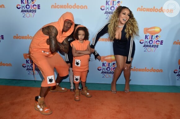 Ao lado do ex-marido, o cantor Nick Cannon, e dos filhos, Mariah Carey roubou a cena com o estilo em família ao chegar no Kids' Choice Awards, realizado neste sábado, 11 de março de 2017
