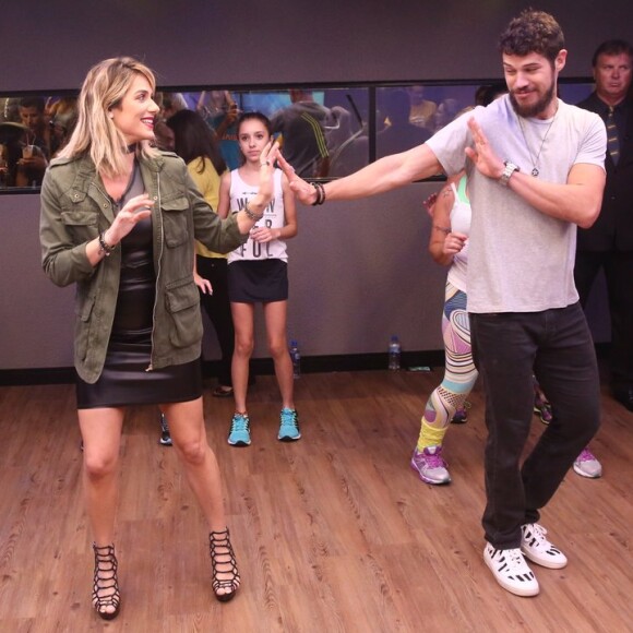 Giovanna Ewbank e José Loreto se divertiram durante a inauguração