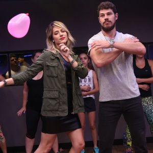 Giovanna Ewbank e José Loreto dançaram zumba na inauguração de uma academia, em Curitiba, em 13 de março em 2017. Veja as fotos!