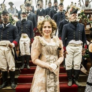 Depois de muitos dias no mar, a comitiva de Leopoldina (Letícia Colin) chega ao Brasil, mas é atacada por piratas, no capítulo que vai ao ar sábado, dia 25 de março de 2017, na novela 'Novo Mundo'