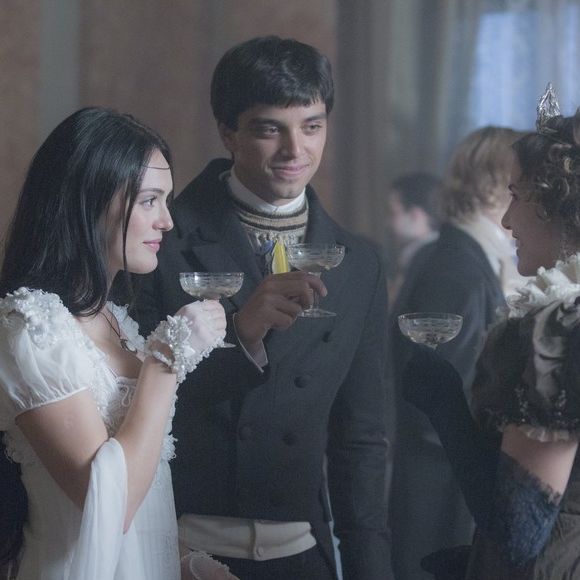 Anna (Isabelle Drummond) confessa a Piatã (Rodrigo Simas) e Leopoldina (Letícia Colin) que está namorando Joaquim (Chay Suede), no capítulo que vai ao ar sábado, dia 25 de março de 2017, na novela 'Novo Mundo'