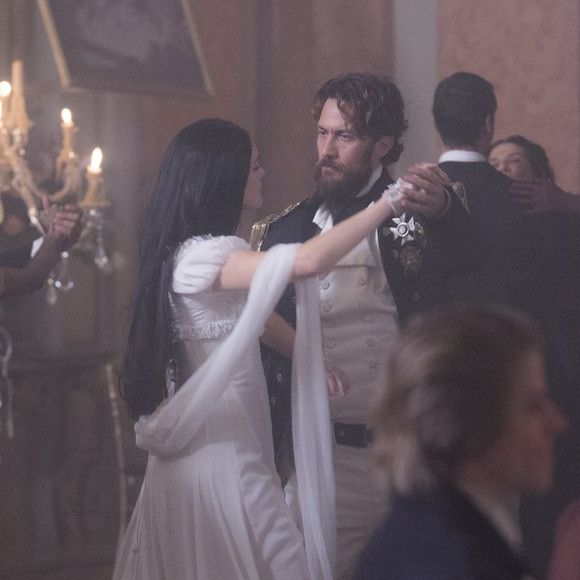 Anna (Isabelle Drummond), com saudades do pai, é consolada por Thomas Johnson (Gabriel Braga Nunes), no capítulo que vai ao ar quinta-feira, dia 23 de março de 2017, na novela 'Novo Mundo'