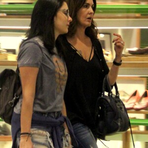 Fátima Bernardes e a filha Laura foram juntas as compras no Rio