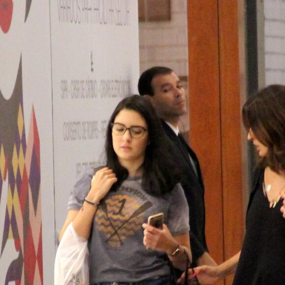 Fátima Bernardes se diverte em dia de compras com a filha Laura nesta terça-feira, dia 14 de abril de 2017