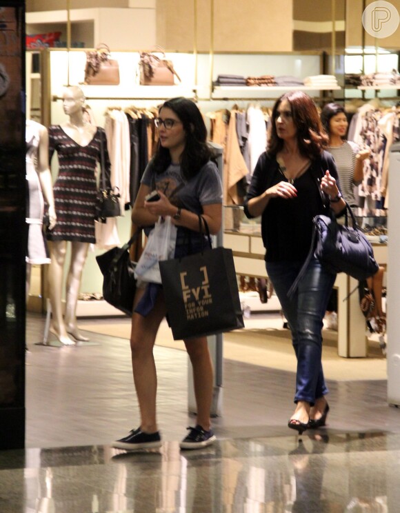 Fátima Bernardes deixa shopping após tarde de compras no Rio de Janeiro