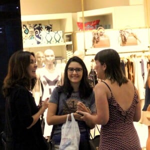 Fátima Bernardes e a filha Laura conversam com amiga em shopping na Zona Oeste do Rio