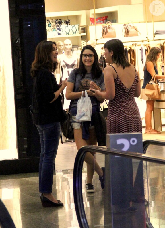 Fátima Bernardes e a filha Laura conversam com amiga em shopping na Zona Oeste do Rio